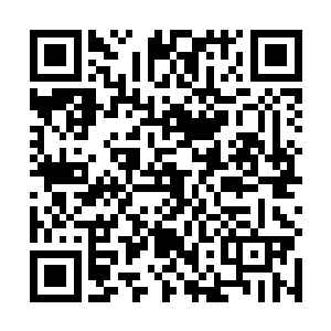 穆根正在安静的在他头上涂抹一种据说叫核桃油的油类二维码生成