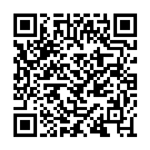 穆雅静默默的走到自己的办公桌前开始收拾起来二维码生成