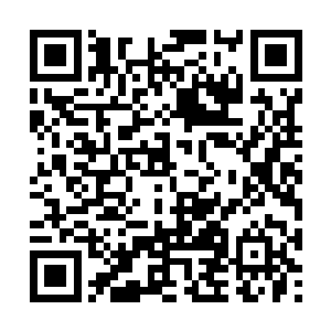 空中悬浮的细小碎片仿佛被吸铁石吸引的铁屑一样二维码生成