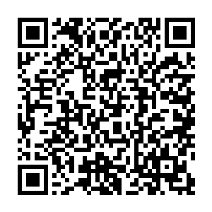 空车返回的这些油罐车照例又要集中到热卡市郊外的一处大型炼油厂等待装油二维码生成