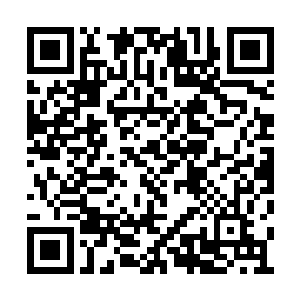 空间戒指在他们双方的中间硬生生的停顿了下来二维码生成