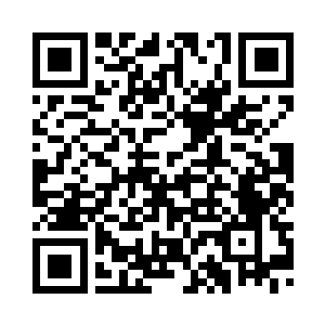 穿了一套她依然不是很满意的衣服二维码生成