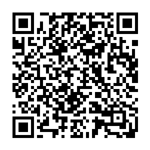 穿旗袍的女孩儿将装着人参汁液的瓶子小心的放在张小凡身前的桌子上二维码生成