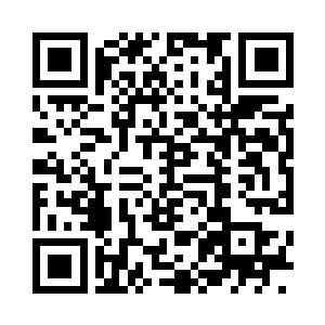 穿着一件绣着金图腾的宽大白色袍服二维码生成