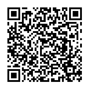 穿着一套蓝色叮当猫睡衣的亚米把耳边散下来的长发利落的捋到耳后二维码生成