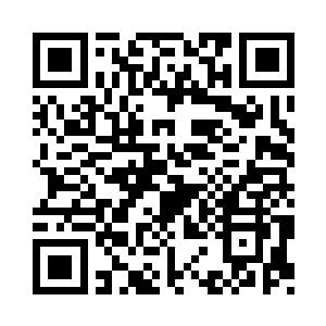 穿着一身包裹着全身的黑亮色皮衣皮裤二维码生成