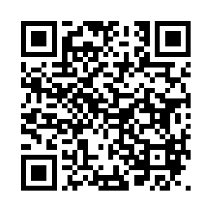 穿着一身浴袍的柳俊满脸阴沉的坐在沙发上二维码生成