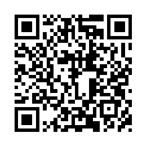 穿着一身玉色长袍的男子挥动折扇道二维码生成