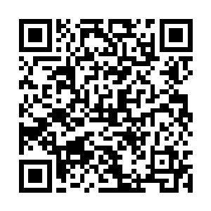 穿着保安制服的保安一边头也不抬的和赵长枪说话二维码生成