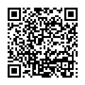 穿着军装的冰冷男人小心翼翼的抱着怀里的小人儿下车二维码生成