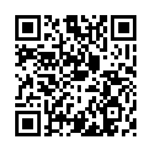 穿着号服在一场比赛终了平整场地的杂役二维码生成