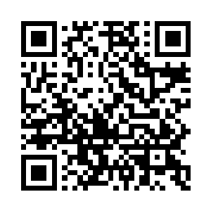 穿着大红色福字衣服的博思和可嘉被抱上来二维码生成