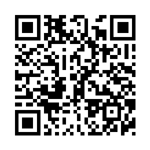 穿着工作服的行人不时从五人身前走过二维码生成