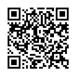 穿着牛仔外套的男人脑后梳着一个小小的辫子二维码生成