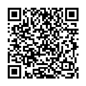 穿着睡衣的易振清已经从客厅的沙上跌落下来了二维码生成