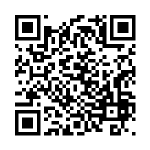 穿着精美的丝绸睡衣坐在镜子前收尾二维码生成