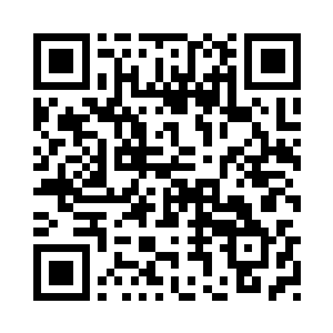 穿着红色迎宾服的保安小跑着过来二维码生成