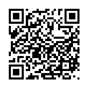 穿着黑色风衣的男人发出不明意义的吼叫声二维码生成