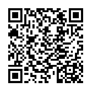 穿过一个8字型金属环的上孔后反别在8字型金属环的二维码生成