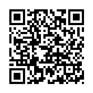 穿过五颜六色的花朵组成的缤纷繁杂的彩虹二维码生成