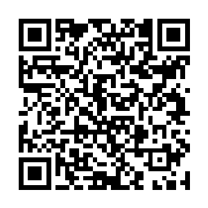 突然一家商铺店伙计手捧着一尊符兽宝在店门口喊道二维码生成