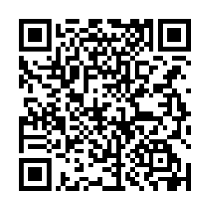 突然从旁边的临时房舍里冲出一个非常壮硕的高大汉子二维码生成
