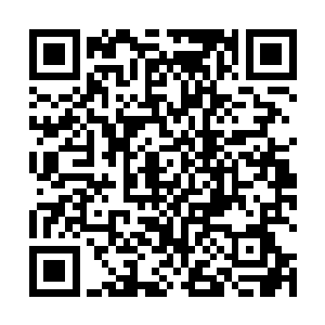 突然从易盈枫背后伸出一双手搭在了易盈枫大的肩膀上二维码生成