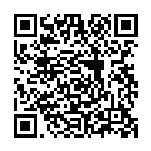 突然绝对最中间的那个位置正好可以容纳下他手上的血红二维码生成