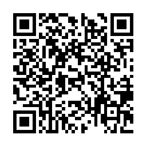 窄窄的脚板使得孟瑶的整双脚显得非常的修长秀气二维码生成