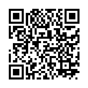 窝坐在副驾驶的位置上不知道在想着什么二维码生成