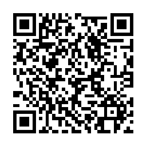 立刻就站到路边热情的挥手做出邀请来洗车的动作二维码生成
