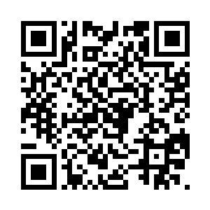 立刻就被身旁的两个蒙面人给牵制住了二维码生成