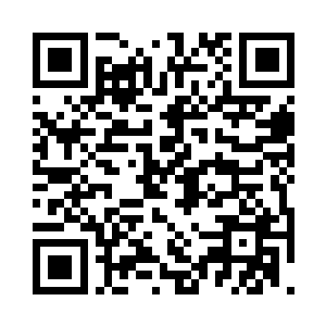 立即有身穿着白色双排扣制服的迎宾上前二维码生成