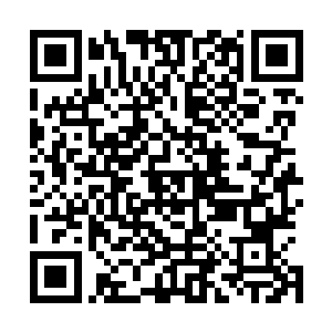 立的电脑正在通过卫星数据实时计算着山下义隆的位置变化二维码生成