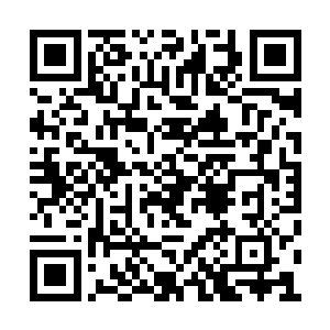 竖立在此处的巨大广告牌向来被热门歌舞剧专用二维码生成