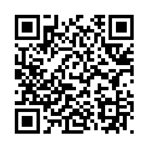 站到那一张投影的中东地形图边观察二维码生成