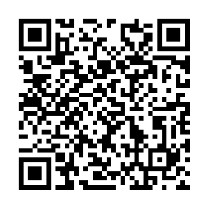 站在一旁的君明翊一把死死地拽住自家亲妈的胳膊二维码生成