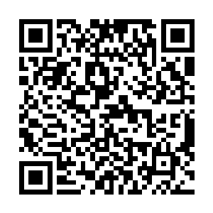 站在中间的陈八两拿着铲子不断的将中间的土朝着两边铲二维码生成