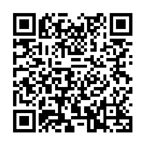 站在他身后的迪尔手中也出现了一柄巴掌宽的长剑二维码生成