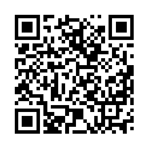 站在印满h波标志的摄影背景板前二维码生成