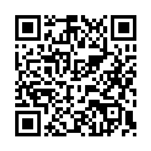 站在台阶上看着那些迅速离开现场的警车二维码生成