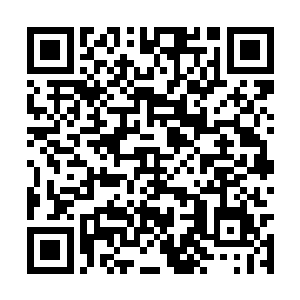 站在外面的两个男人眼神温柔的看着病房里的一幕二维码生成