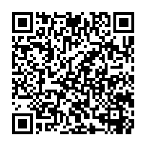 站在最中心的那个人手中抱着一块约摸四五公斤的石头慢条斯理地切开了二维码生成