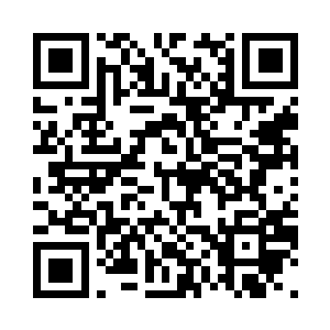 站在白色点缀着小红花儿的油纸伞下二维码生成