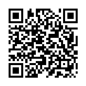 站在老人的旁边的一个看起来斯文秀气的男子二维码生成