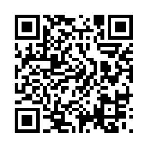 站在过道上的红衣男子一身华贵的红色锦衣二维码生成