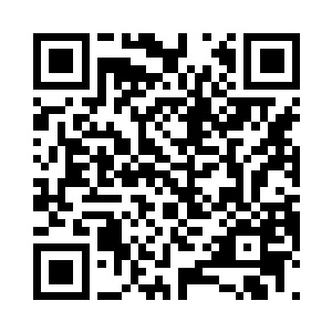 站在那服务员旁边的一名男服务员说道二维码生成