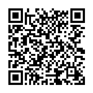 站在门口的小太对着还在慢吞吞的姐妹们高声喊着二维码生成