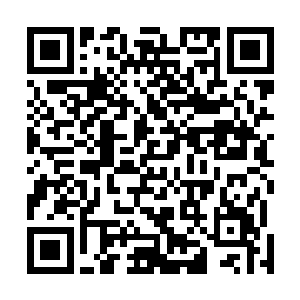 站在门外的仙风道骨的老人与一妙龄少女露出嫉恨的神色二维码生成