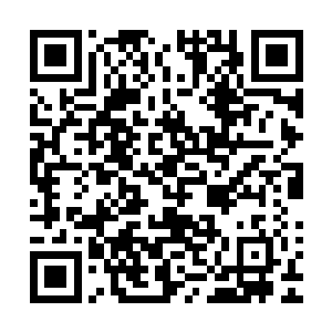 站立在车上凤血石旁边安哥俾和阿八伸手拉住红布用力的一扯二维码生成